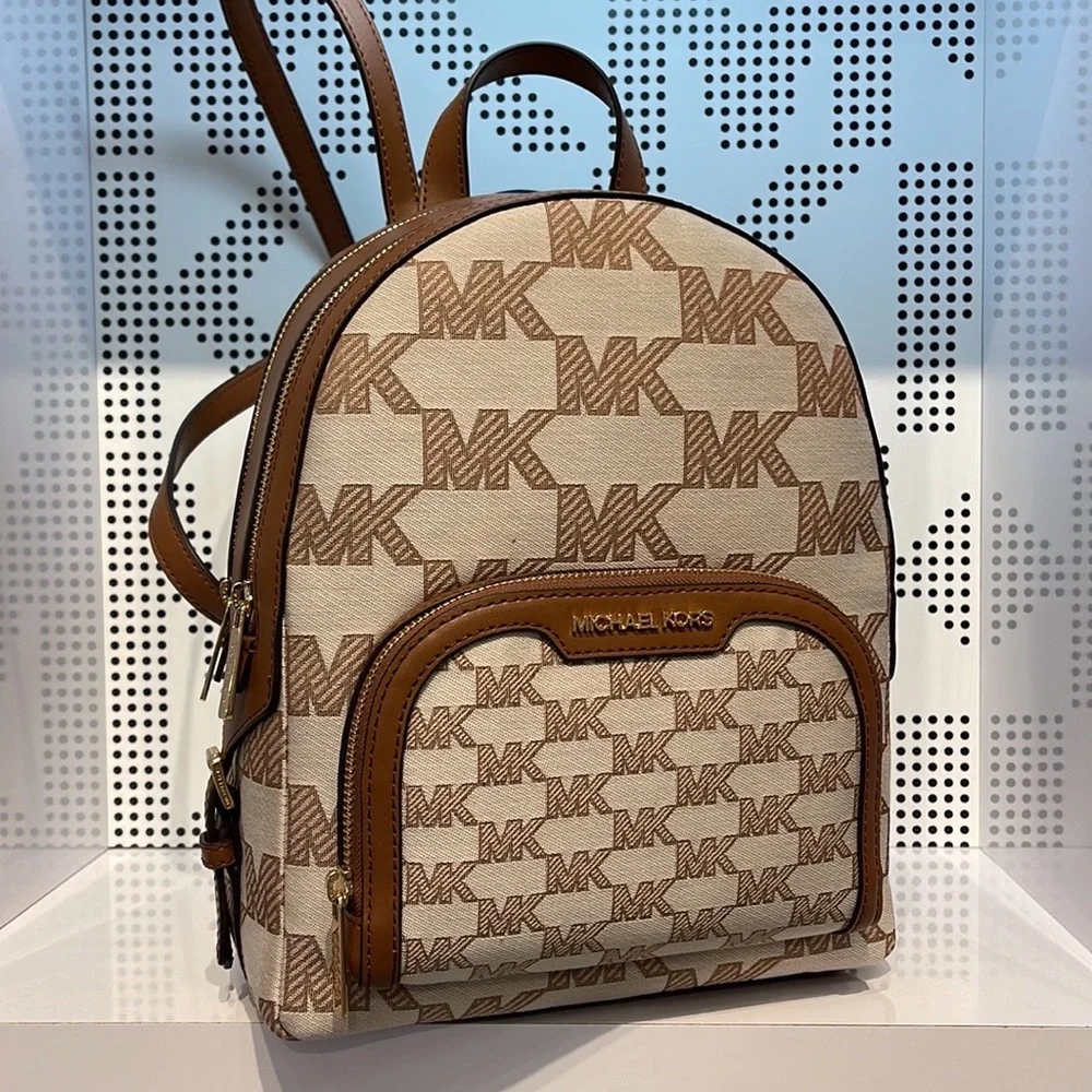 Michael Kors Jaycee Medium Logo Zip Pocket Backpack 

35S3G8TB2J
LUGGAGE - Picture 6 of 16